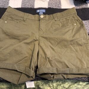 Democracy Olive Green Shorts – Size 20W;